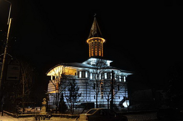 biserica iluminata cu leduri